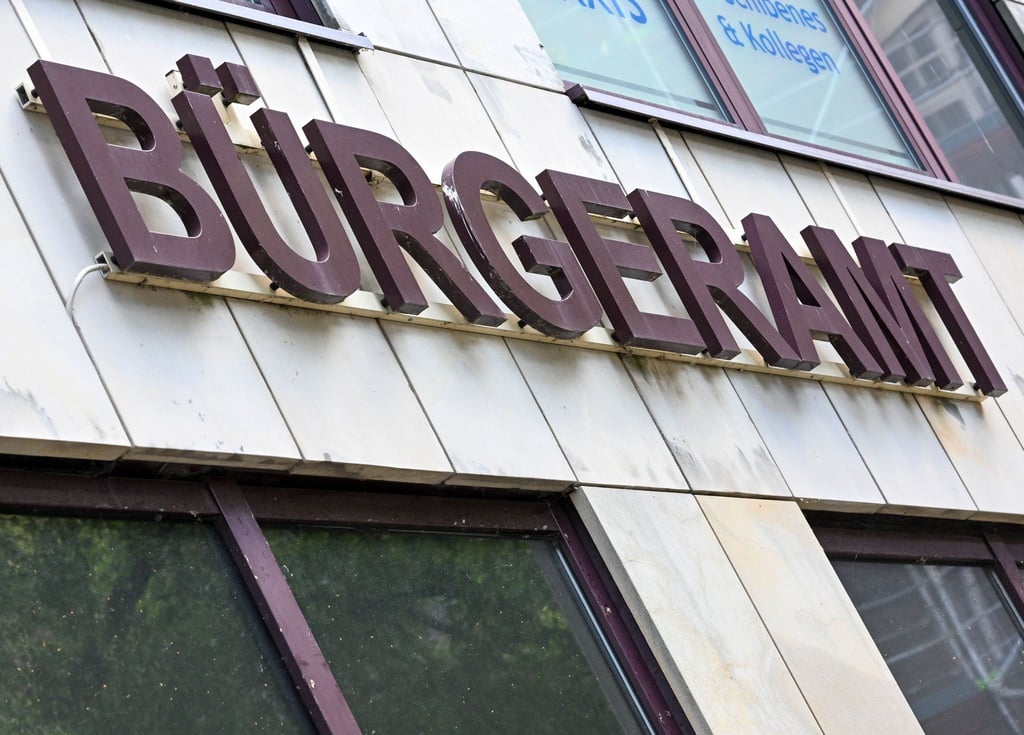 Die Online-Anmeldung soll ab Mitte Oktober bei Bürgerämtern in Berlin verfügbar sein. (Archivbild)