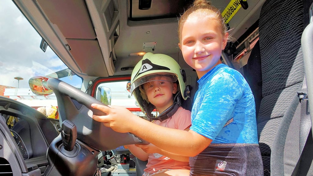 Nachwuchs am Steuer: Ella und Lena nahmen in Oberröblingen in einem großen Feuerwehrauto Platz.