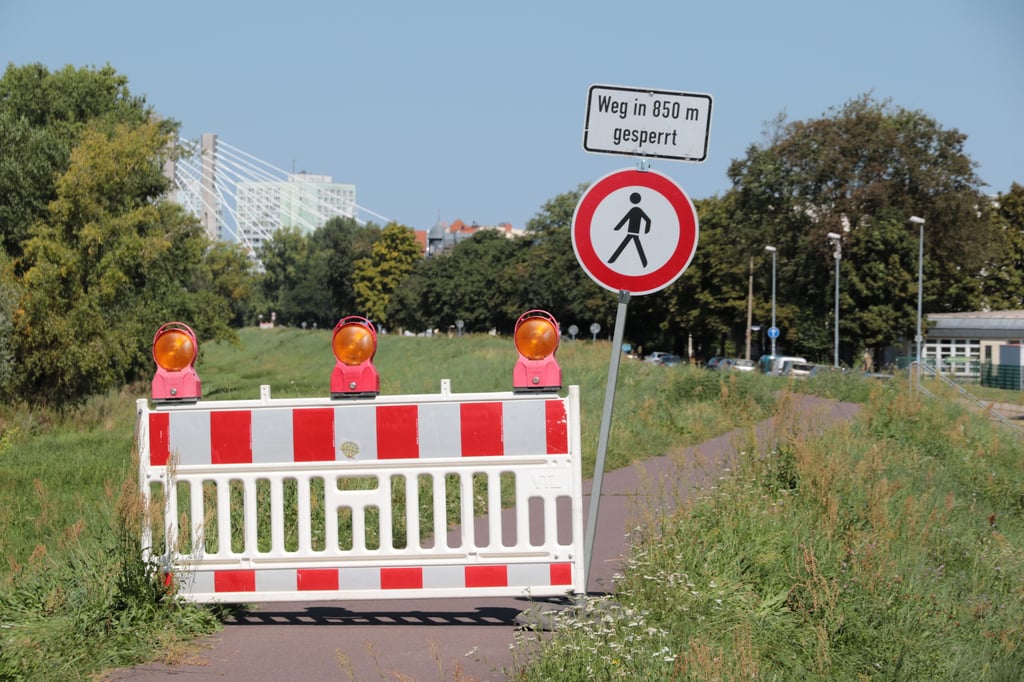 Auf diese Absperrung am Elbdeich in Magdeburg stießen Passanten vor wenigen Tagen.