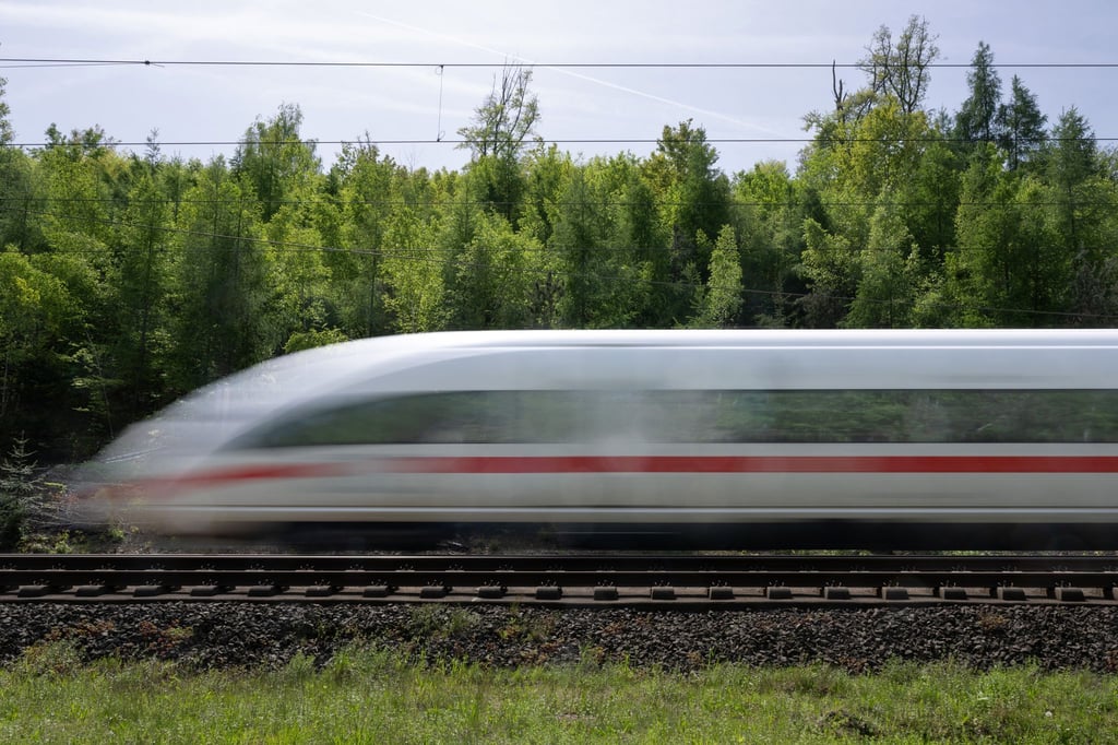 Die Nutzung der Schiene soll ab 2026 noch einmal deutlich teurer werden. (Archivfoto)