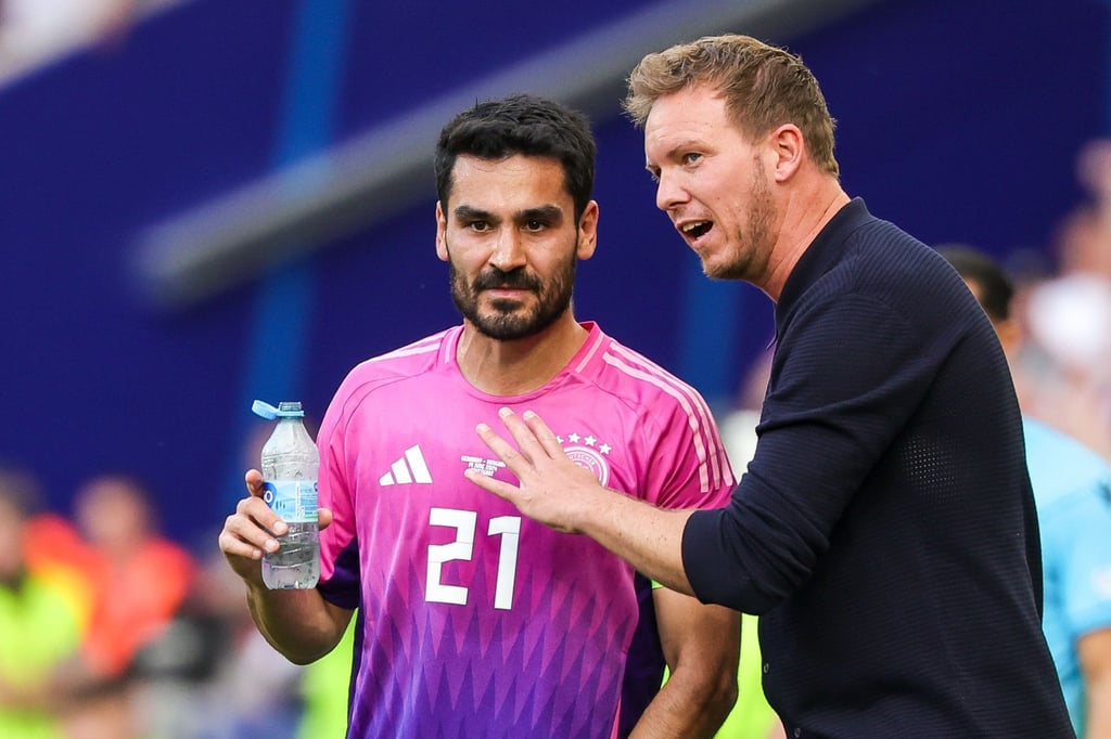 Ein Bild, das nun Vergangenheit ist: Bundestrainer Julian Nagelsmann und Kapitän Ilkay Gündogan im Gespräch am Spielfeldrand.