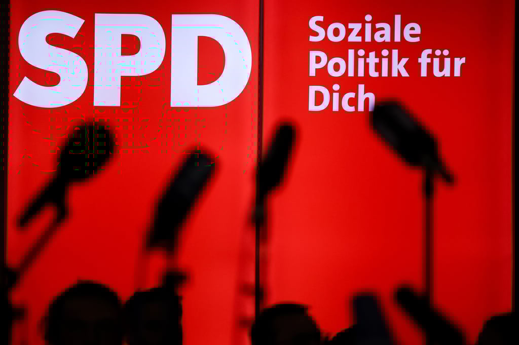 Mikrofone stehen während einer Wahlkampfveranstaltung der sächsischen Sozialministerin (SPD) im Ariowitsch-Haus vor einer leuchteten Wand mit dem Logo der Partei. +++ dpa-Bildfunk +++