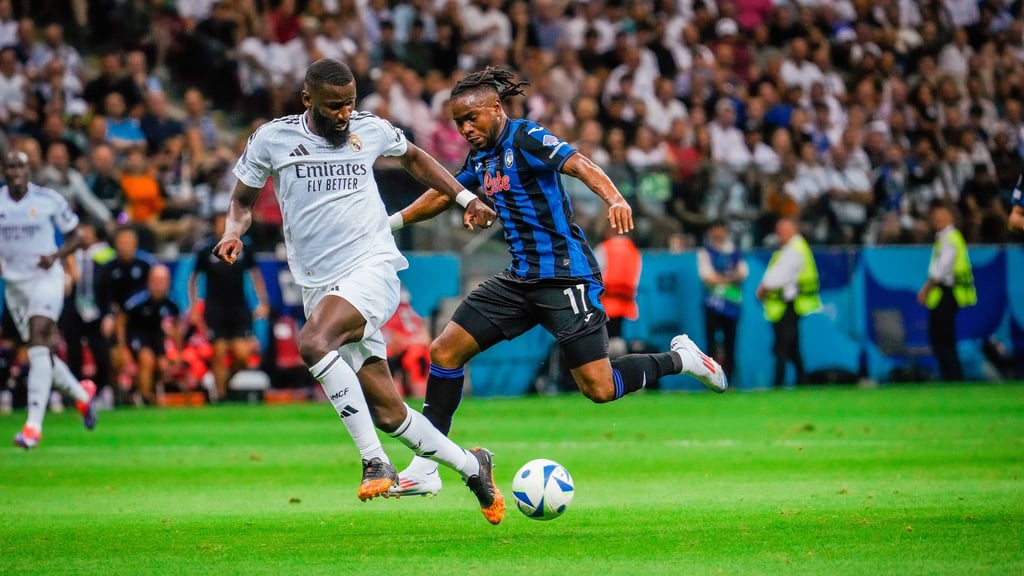 Ademola Lookman (r.) im Duell mit Antonio Rüder im europäischen Supercup gegen Real Madrid.