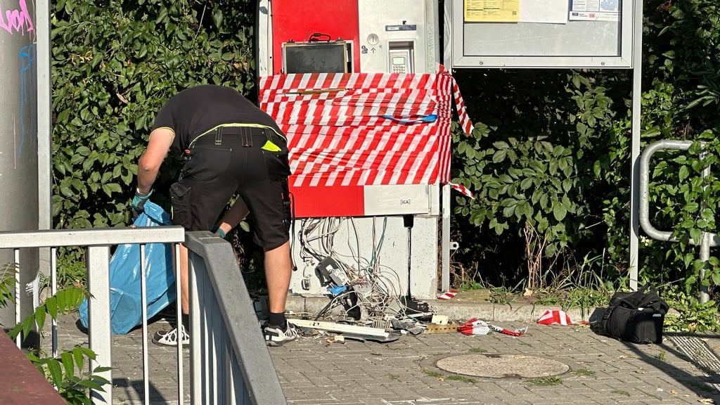Die Polizei war nach einer Automatensprengung an der S-Bahn-Haltestelle Steintorbrücke in Halle im Einsatz.