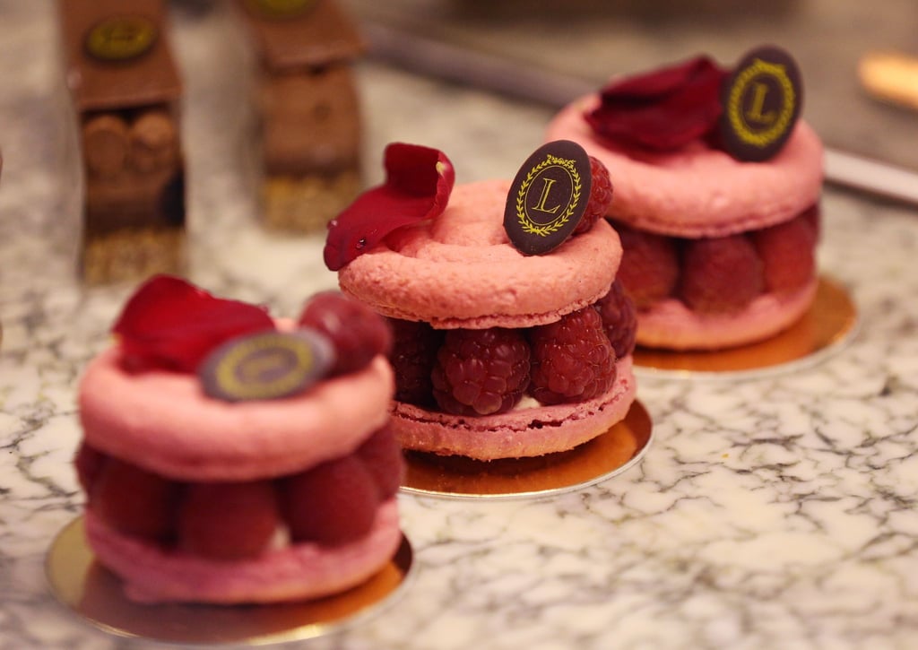 Besonders edle Macarons von Ladurée in Paris mit ganzen Himbeeren. (Archivbild)