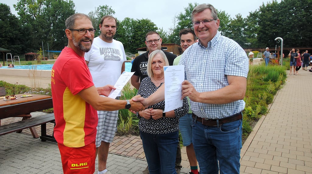 Die Wärmeversorgung des Stölpenbades ist bis 2030 gesichert. Bürgermeister Enrico Lehnemann (links) und Bodo Meyer (rechts), Geschäftsführer der Bioenergie Beetzendorf GmbH, besiegelten die Verlängerung des bestehenden Liefervertrages.