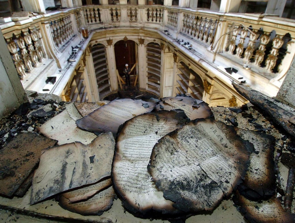 Das Feuer in der Herzogin Anna Amalia Bibliothek vor 20 Jahren hat viele Bücher und Teile des Gebäude zerstört. (Archivbild)