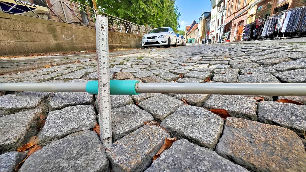 Die Dellen in der Fahrbahn der Kylischen Straße in Sangerhausen sind mittlerweile zwischen acht und neun Zentimetern tief.