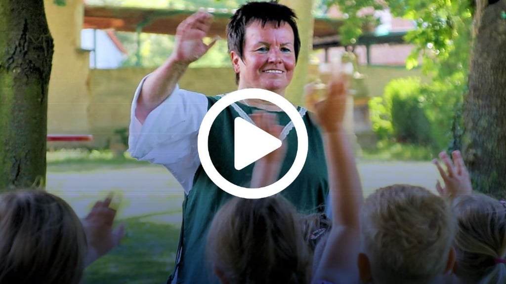 "Kräuterfrau" Dolores Hartmann erklärt Kindern, was man mit Kräutern so alles machen kann. 