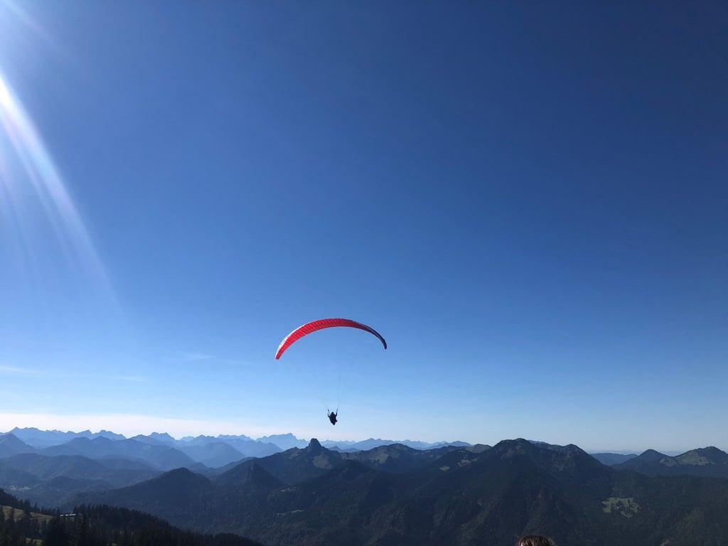 In Österreich ist es erneut zu einem tödlichen Unfall beim Gleitschirmfliegen gekommen. (Archivbild)