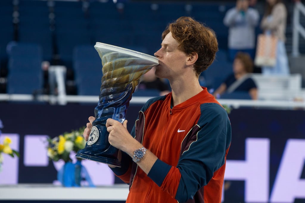 Jannik Sinner bejubelt den Titel beim Turnier in Cincinnati.