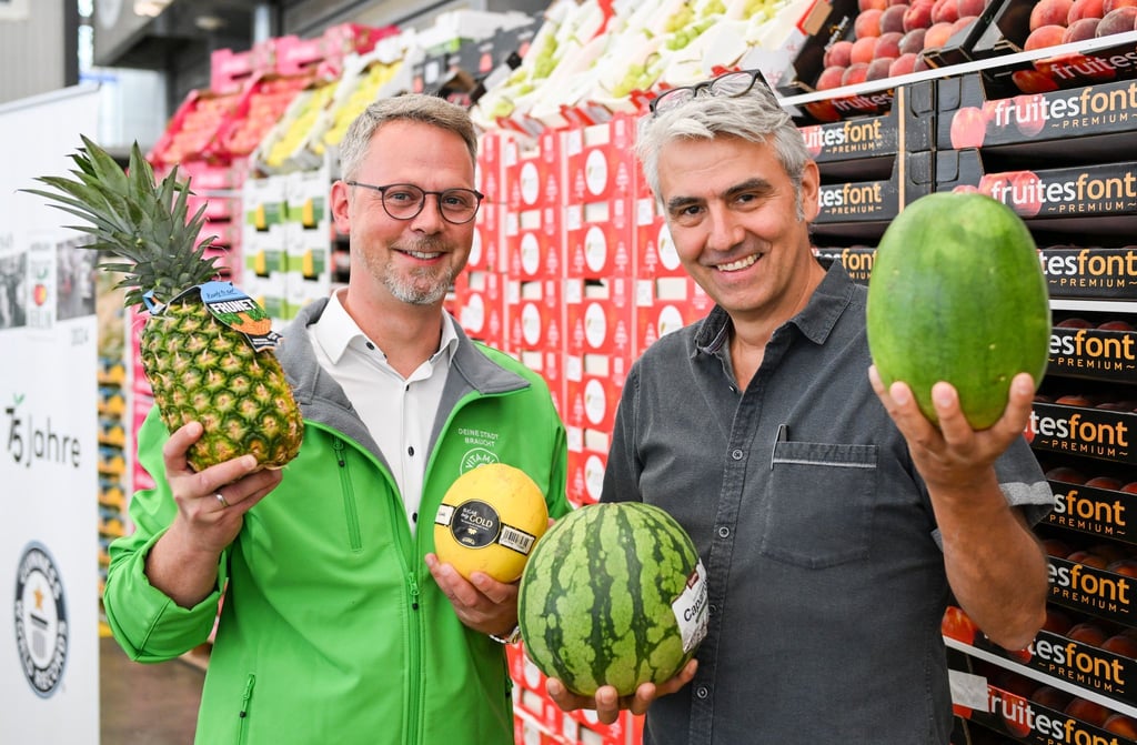 Fruchthofchef Nils Doerwald (links) will den weltgrößten Obstsalat zubereiten lassen. (Archivfoto)