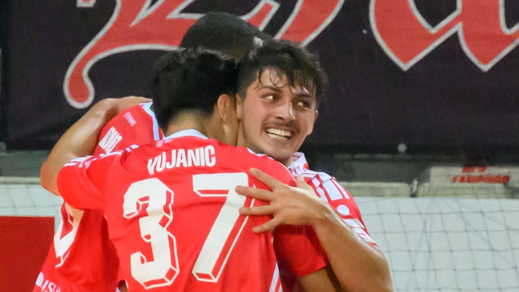 Joscha Wosz (r.) bejubelt sein Tor zum 1:0.
