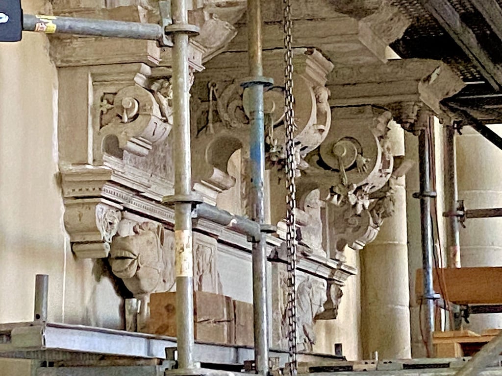 Die Restaurierung des Arnstedtschen Epitaphs im Dom, hier zu sehen ist das Querfries mit Konsole, gleicht einem riesigen Puzzle. Hunderte Teile müssen zusammengefügt werden.