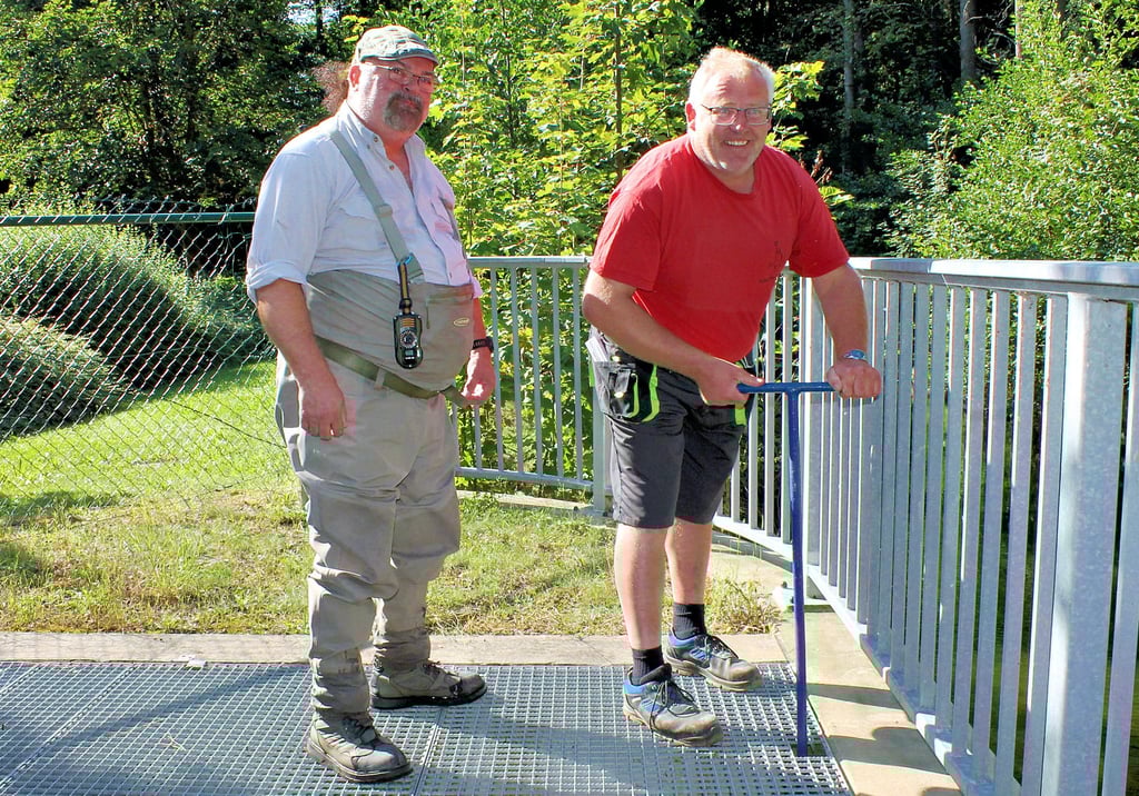 André Feuerstack (rechts) von der Ortsfeuerwehr Wasserleben hat auf Bitten des Fischereiaufsehers Harry Sagan (links) am Mittwochvormittag das Wehr für den Zufluss in den Mühlgraben wieder geöffnet.