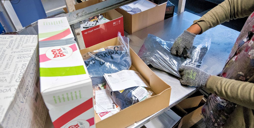 Mehr als 500 Millionen Pakete werden jährlich als Retoure besonders im Online-Handel zurückgeschickt. Einiges davon landet neu und undurchsichtig verpackt im Automaten.