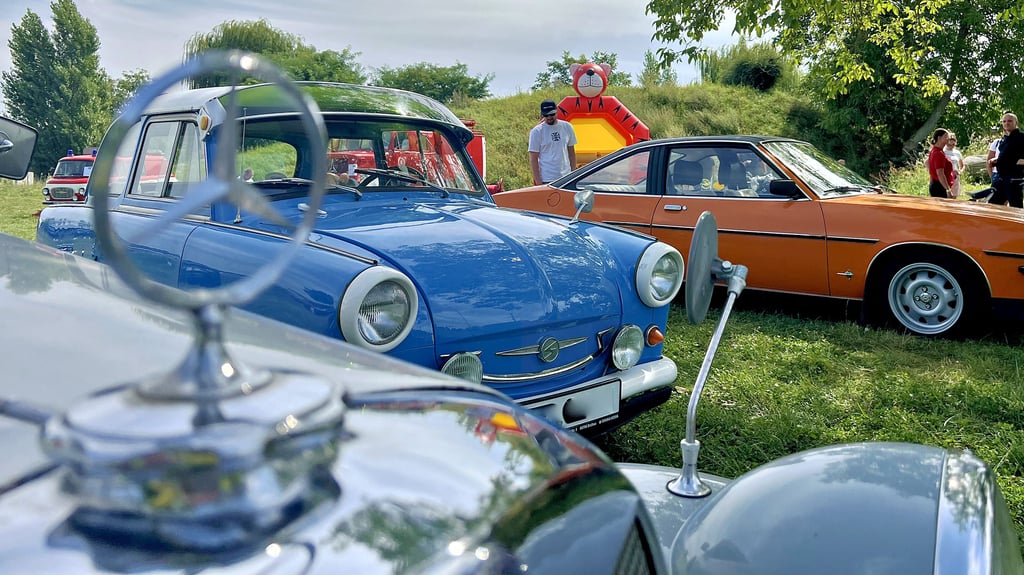 Mercedes trifft Trabant: Auch dieses Nebeneinander gab es beim Oldtimertreffen in Greppin zu bestaunen. Wer mehr Fans hatte, blieb ungeklärt.
