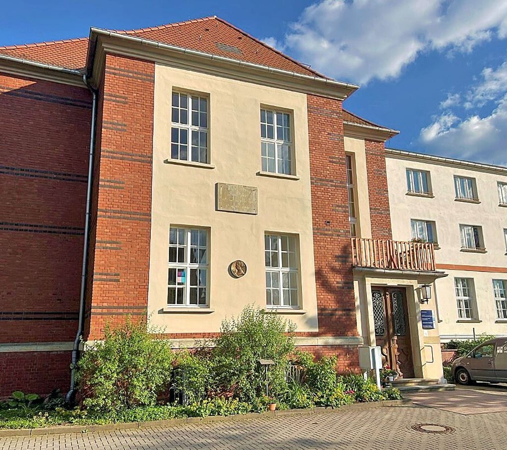 Das Mutterhaus der ADA in der heutigen Gropiusallee. Hier begann die 130-jährige Geschichte. Heute wird es unter anderem für die Diakonie-Sozialstation genutzt.