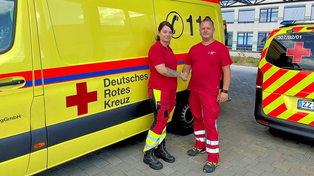 Der Händedruck hat mehr als Symbolkraft: Sabrina Sommer und Marco Schumann von der Verletztentransportgruppe Nord des DRK Zeitz