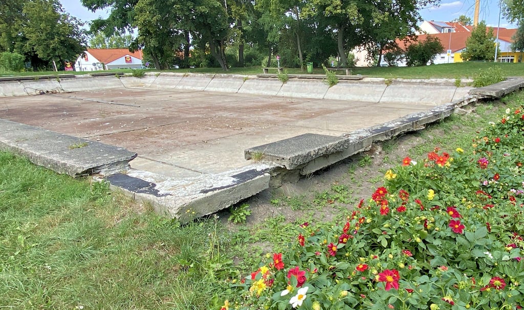 Desolat sind die oberen Randbereiche des Brunnens in der Grünanlage am Breiten Tor. 
