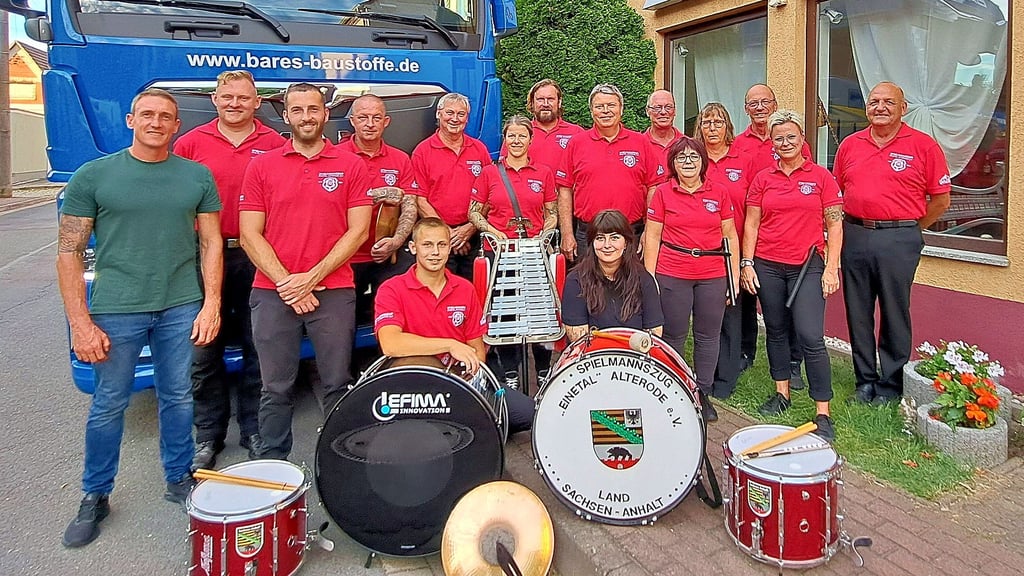 Der Spielmannszug Einetal Alterode mit Andy Hirt (li., stellv. Ortsbürgermeister) und Heidi Tillig (vorn, hockend), die das neue Logo des Vereins entworfen hat. Außerdem gab es neue Trikots und ein Schild am Probenraum gesponsert.