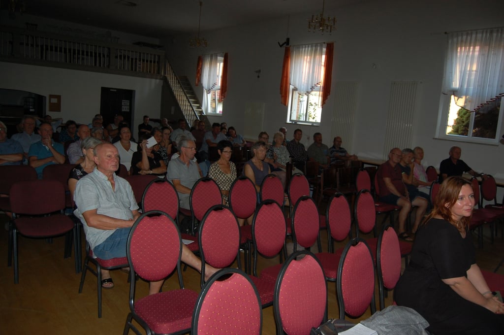 Nur etwa zur Hälfte gefüllt war der Saal der „Friedenseiche“ in Zorbau zur Einwohnerversammlung am Montag.