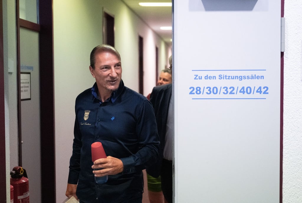 Bislang ist kein Urteil im Prozess gegen den „Reichsbürger“-Aktivisten Peter Fitzek gefallen. (Archivbild)