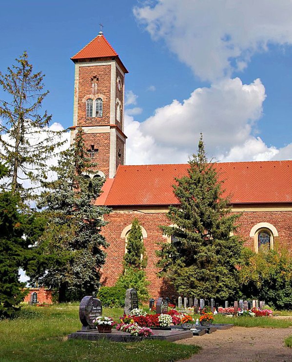 Die Backsteinkirche in Lausigk nahe Naundorf wurde 1842 erbaut.