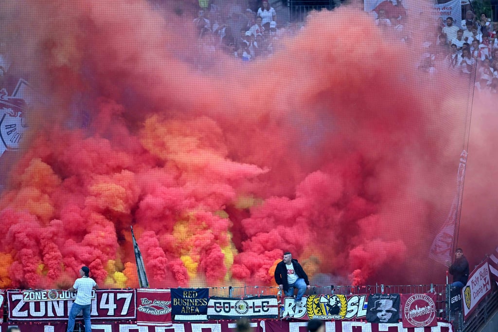 Viel Rauch, viel Ehr': Pyro-Party im RB-Gästeblock bei Eintracht Frankfurt.