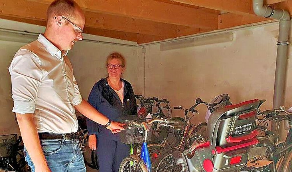 Bürgeramtsleiter Johannes Jacobs und Anne-Rose Sachse mit gefundenen Fahrrädern in der Garage am Bürgercenter.