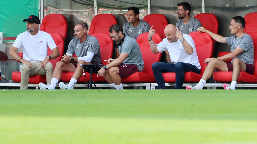 Gestikuliert auf der Bank: Rouven Schröder (2.v.r.) sitzt nun nah bei RB-Trainer Marco Rose (l.).