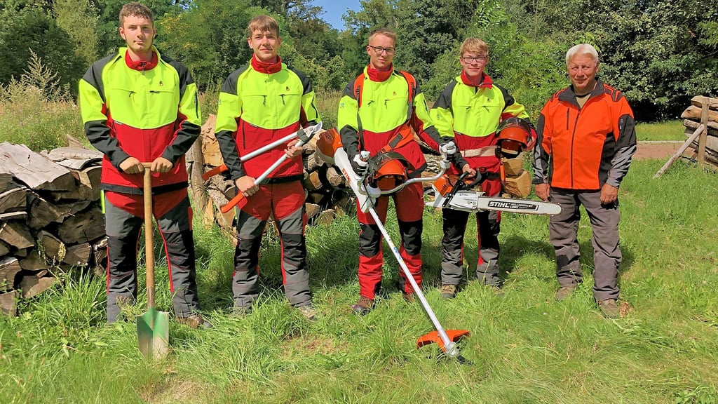 Neue Forstazubis im Betrreungsforstamt Dessau mit Lehrmeister Henry Drieselmann (r.): Jane Beutel aus Halle, Ruwen Allrich aus Dessau, Clemens Picht aus Quellendorf und Johannes Schwanbeck aus Bietegast/Kemberg (v.l.n.r.)