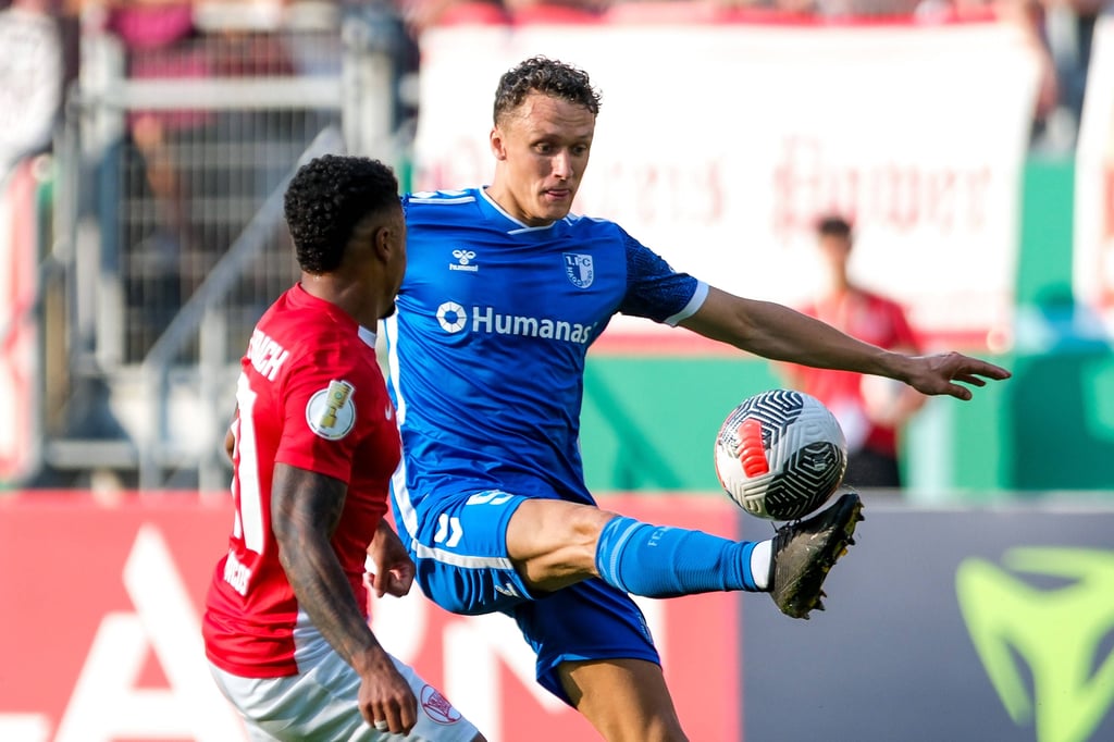 Martijn Kaars /re.) vom 1. FC Magdeburg sorgte für das einzige FCM-Tor beim DFB-Pokalspiel gegen Kickers Offenbach.