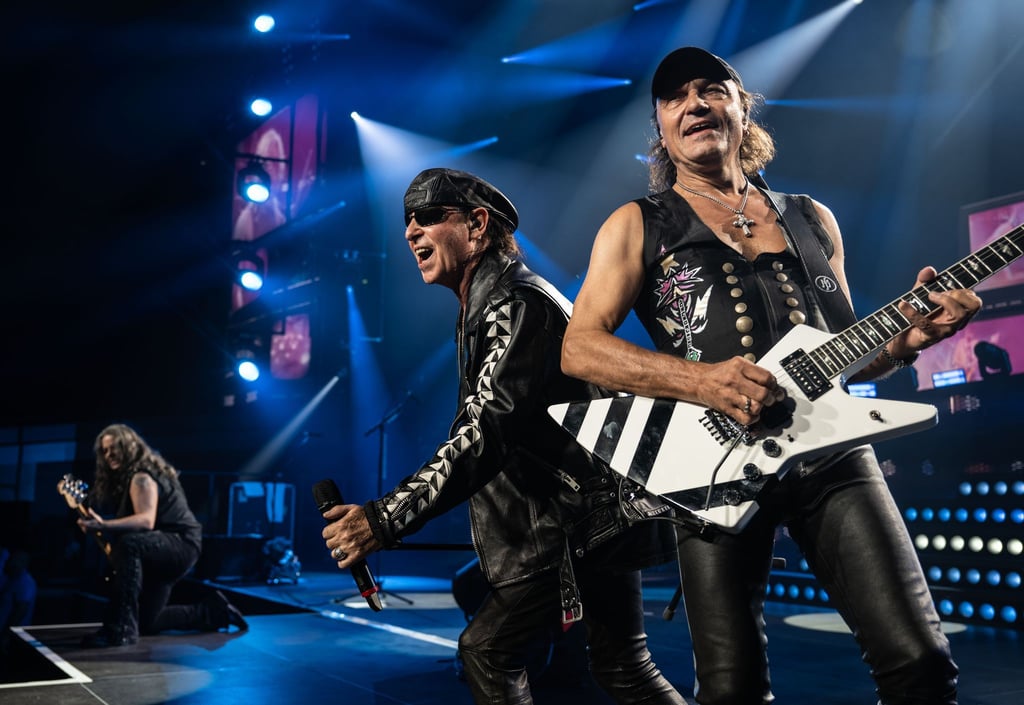 Matthias Jabs, Gitarrist der Scorpions (rechts, hier an der Seite von Frontmann Klaus Meine) hat sich verletzt. (Archivbild)