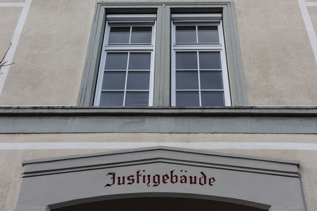 Nach dem gewaltsamen Tod seiner Eltern und seines Bruders muss der mutmaßliche Täter nun vor Gericht. (Archivbild)