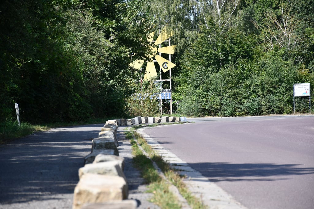 Am Barleber See in Magdeburg parken Lkw-Fahrer über Nacht auf einem Gehweg. Weil das nicht erlaubt ist, wurden jetzt alte Bordsteine abgelegt.