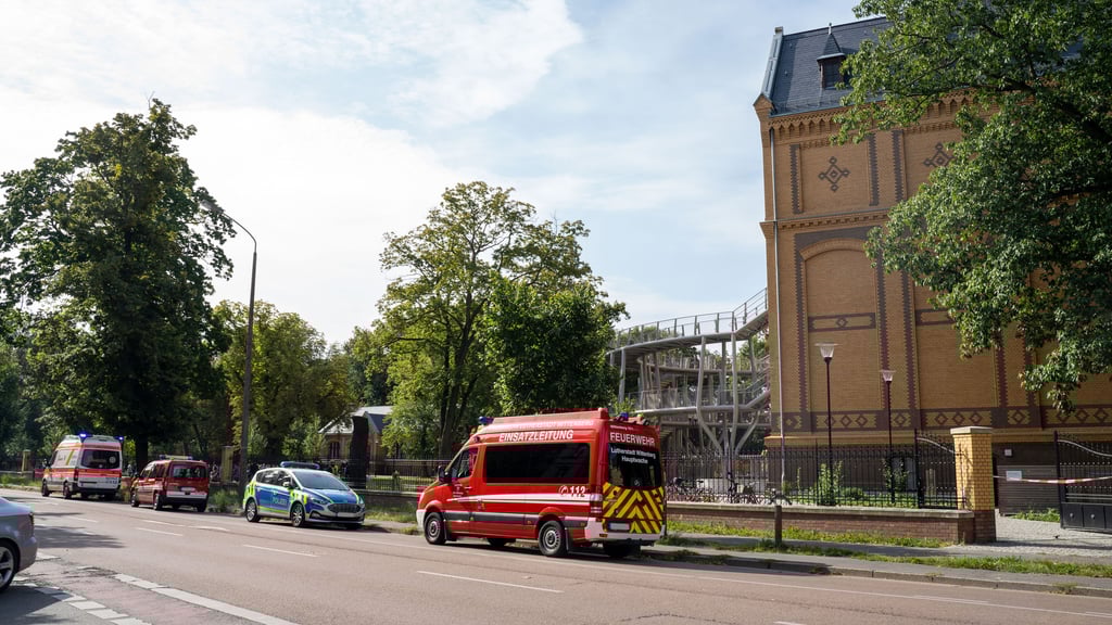 Das Gebäude wird derzeit von der Polizei mit Sprengstoffspürhunden durchsucht.