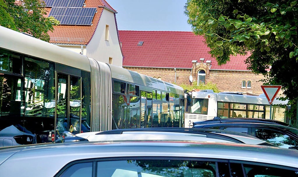 Die langen Busse von Vetter müssen sich durch die engen Straßen in Roitzsch schlängeln.