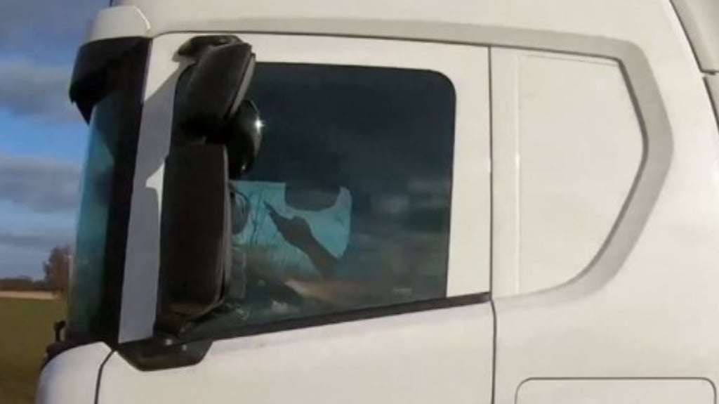 Ein Lkw-Fahrer ist mit seinem Handy am Steuer erwischt worden, während die Polizei neben ihm fuhr.