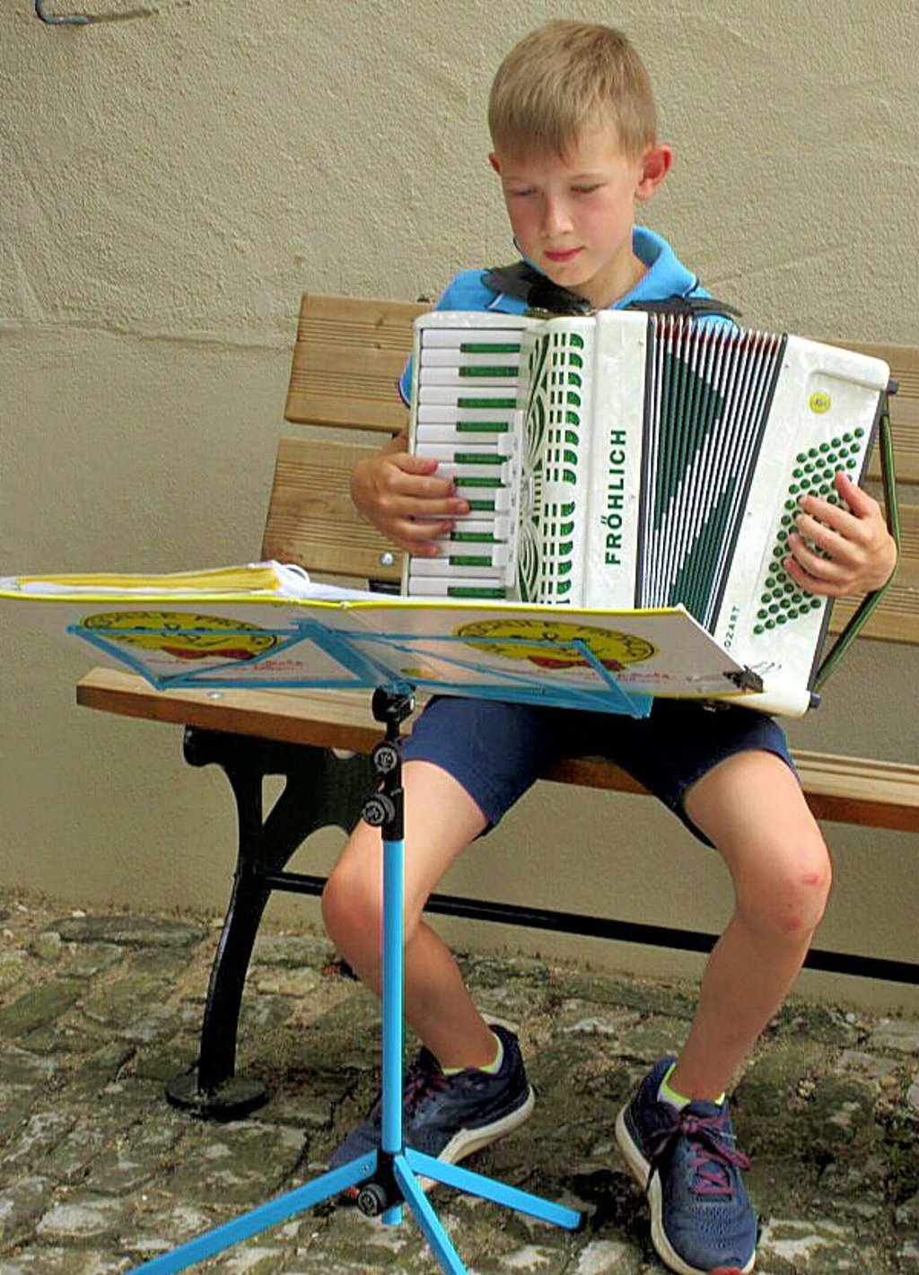Lars Bockstiegel (11) spielte Akkordeon für die Besucher des Festes.
