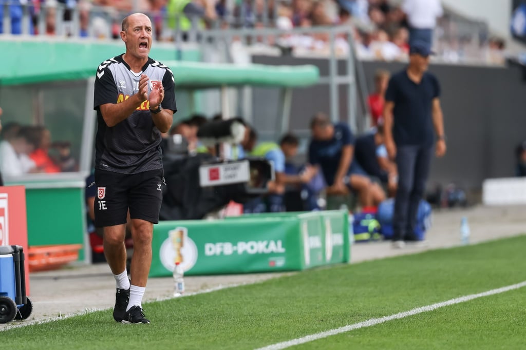 Regensburgs Trainer Joe Enochs warnt vor dem nächsten Gegner Hertha BSC.
