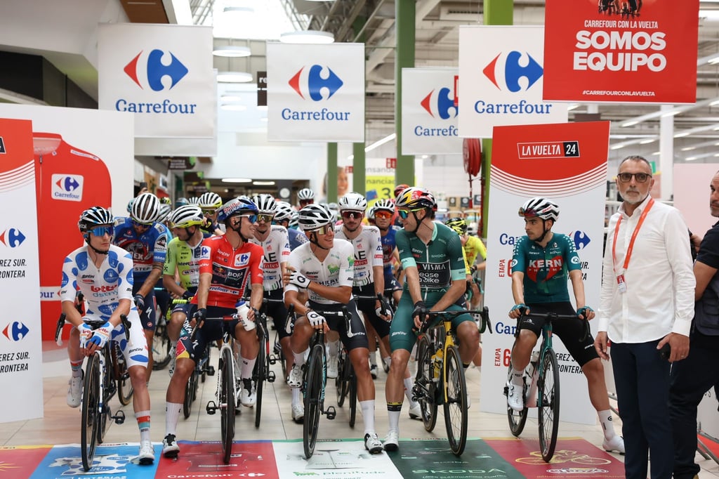 Die Profis der 79. Vuelta starteten kurioserweise ihre sechste Etappe in einem Supermarkt.