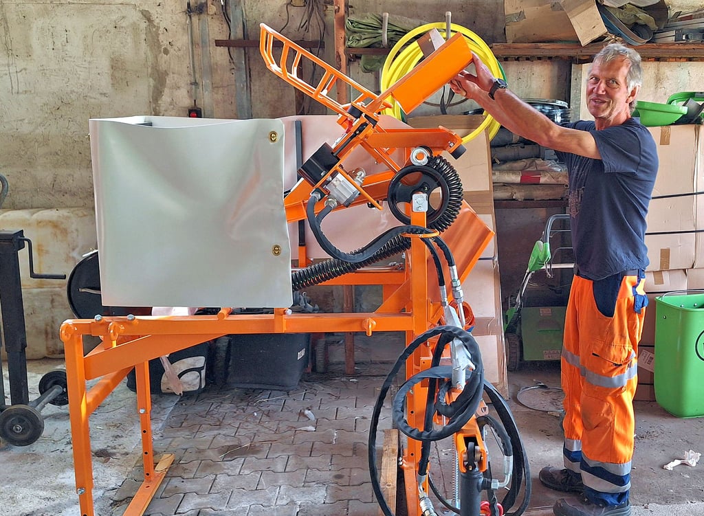 Klötzes Stadtwirtschaftsleiter Axel Hübner mit dem neuen Sinkkastenreiniger für das Säubern von Einlaufschächten.