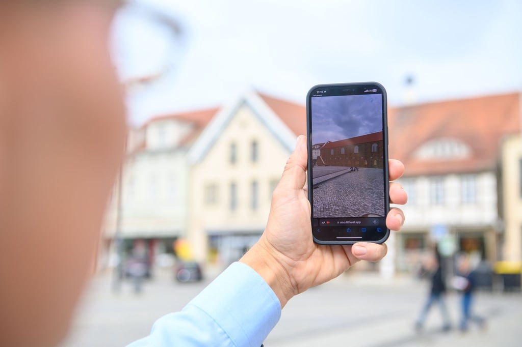 Das Handy ermöglicht den Blick ins mittelalterliche Stendal.