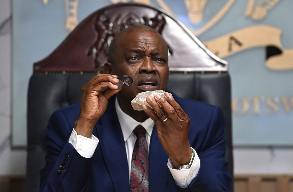 Botswanas Präsident Mokgweetsi Masisi begutachtet den vermutlich zweitgrößten Rohdiamant der Welt, der in seinem Land entdeckt wurde.