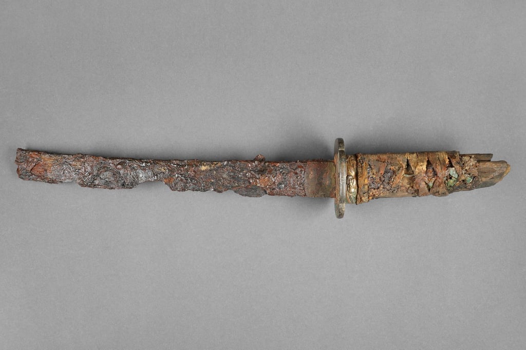 Bei dem überraschenden Fund handelt es sich um ein fragmentarisch erhaltenes japanisches Kurzschwert.