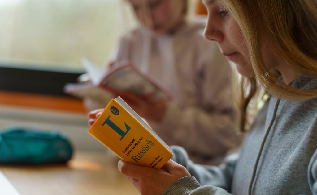 Schülerin mit Russisch-Wörterbuch: Russisch ist an vielen Schulen in Sachsen-Anhalt kaum noch gefragt.