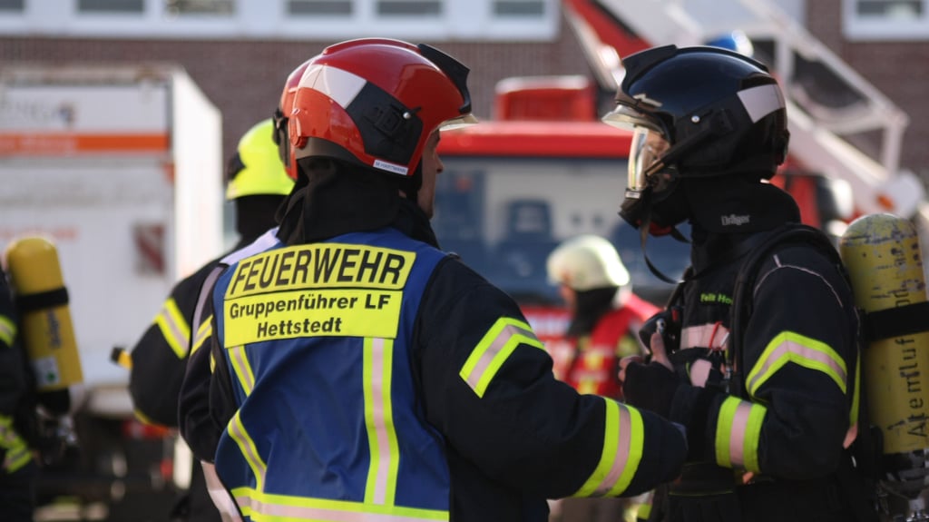Symbolfoto - Die Feuerwehren aus Hettstedt, Burgörner, Walbeck, Großörner und Quenstedt sowie der Sanitätszug Mansfeld-Südharz des ASB haben im Koling-Berufsbildungswerk Hettstedt eine gemeinsame Großübung absolviert.