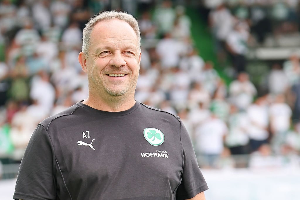 Fürth-Trainer Alexander Zorniger will jungen Spielern etwas den Druck nehmen.