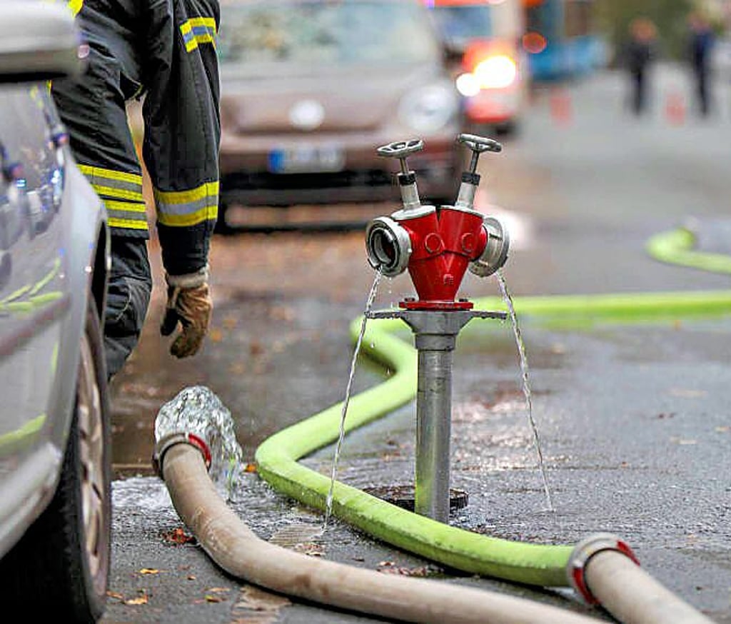Aus solchen Standrohren, die in Hydranten eingeschraubt werden, entnehmen Feuerwehrleute Löschwasser.